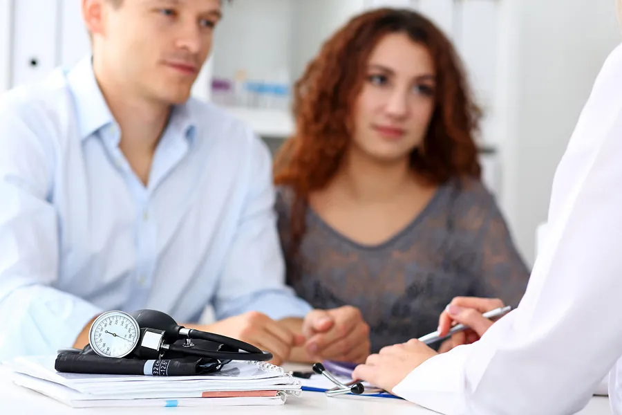 Pareja en consulta médica 